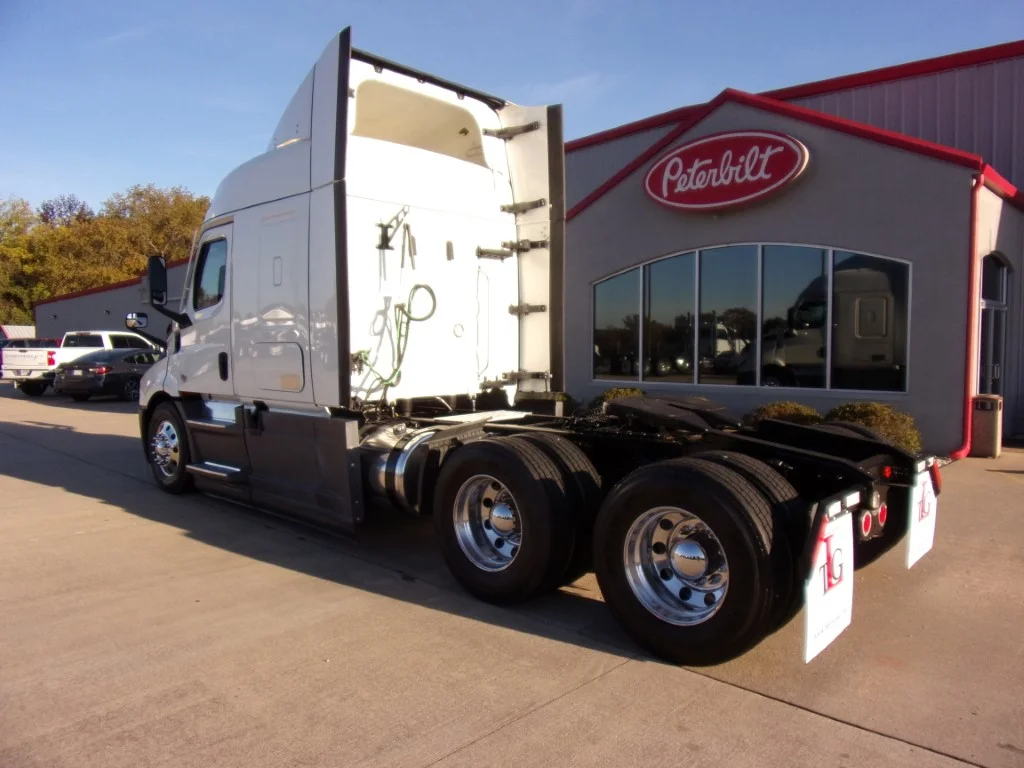 2022 Freightliner Cascadia in Fort Smith, AR — photo 8