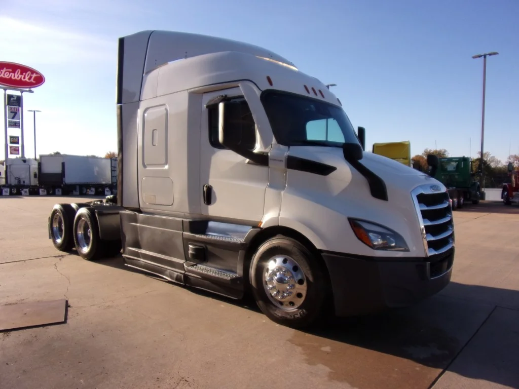 2022 Freightliner Cascadia - image 3
