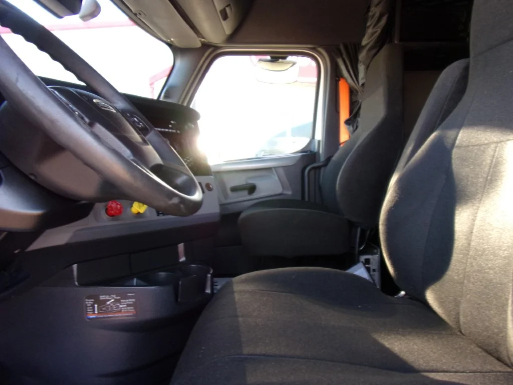 2022 Freightliner Cascadia - image 12