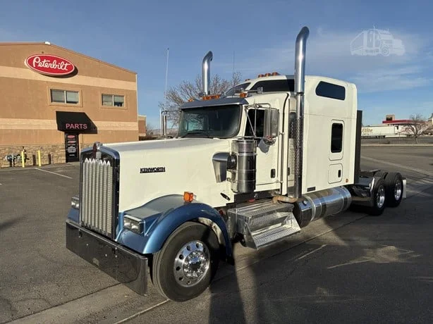 2022 Kenworth W900 - image 1