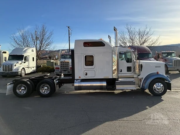 2022 Kenworth W900 - image 6