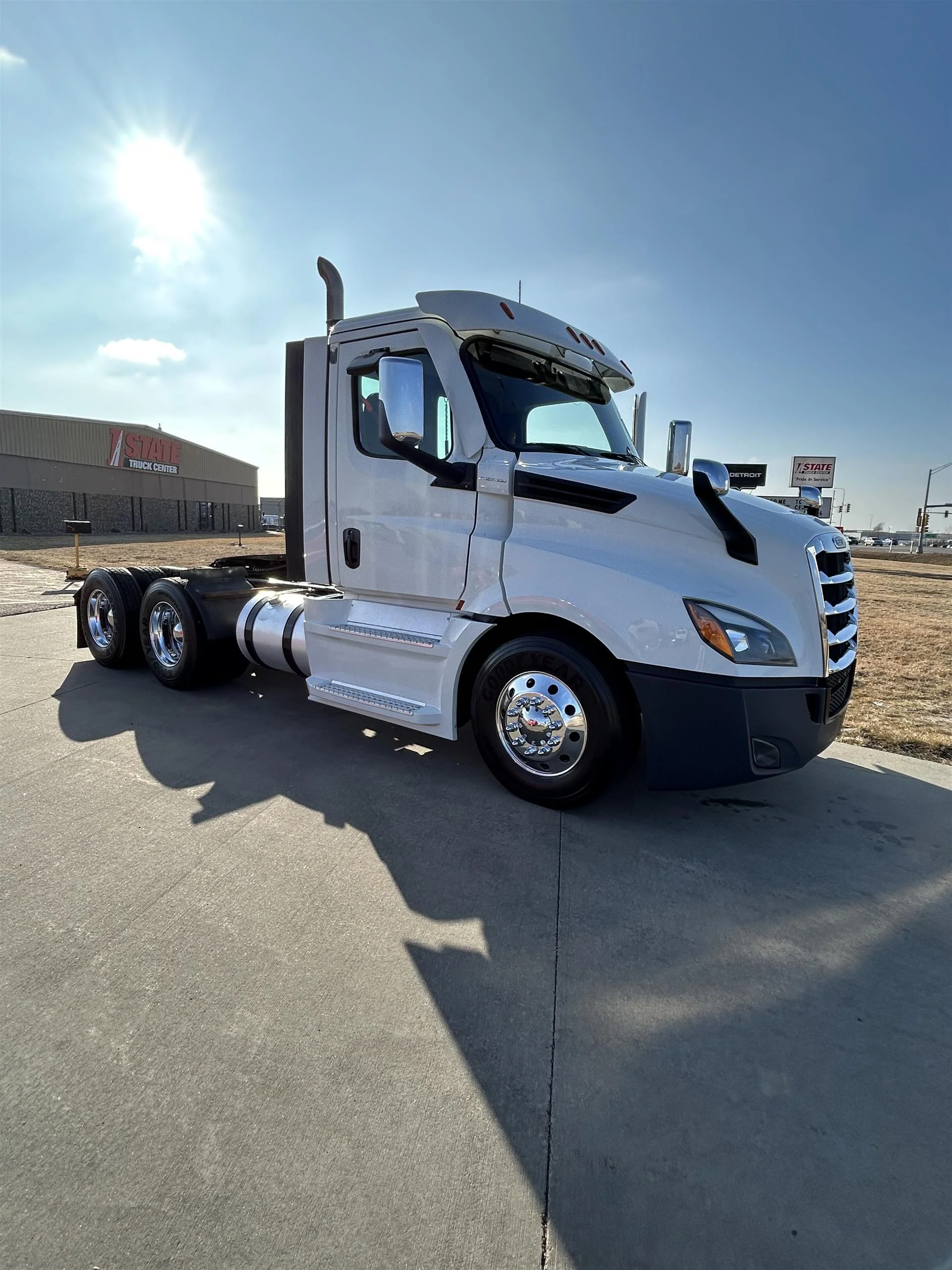 2021 Freightliner Cascadia in Inver Grove Heights, MN — photo 3