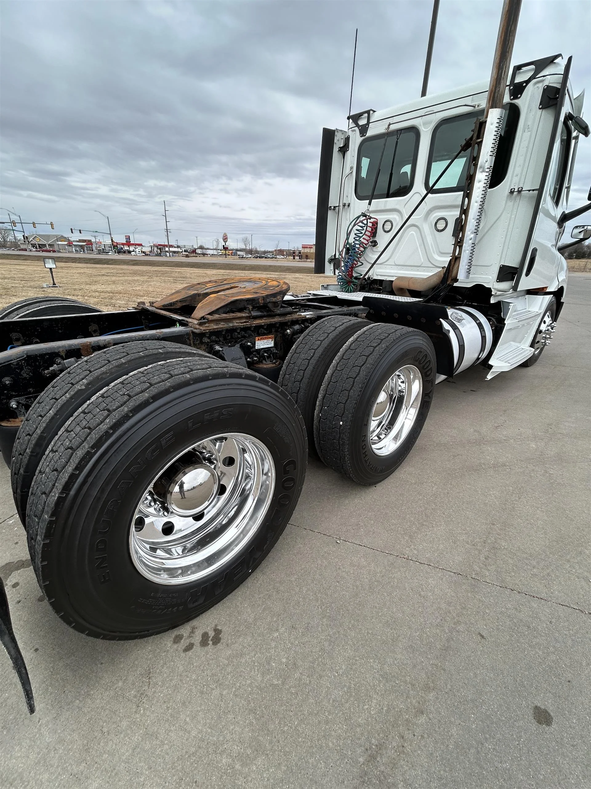 2021 Freightliner Cascadia in Inver Grove Heights, MN — photo 5