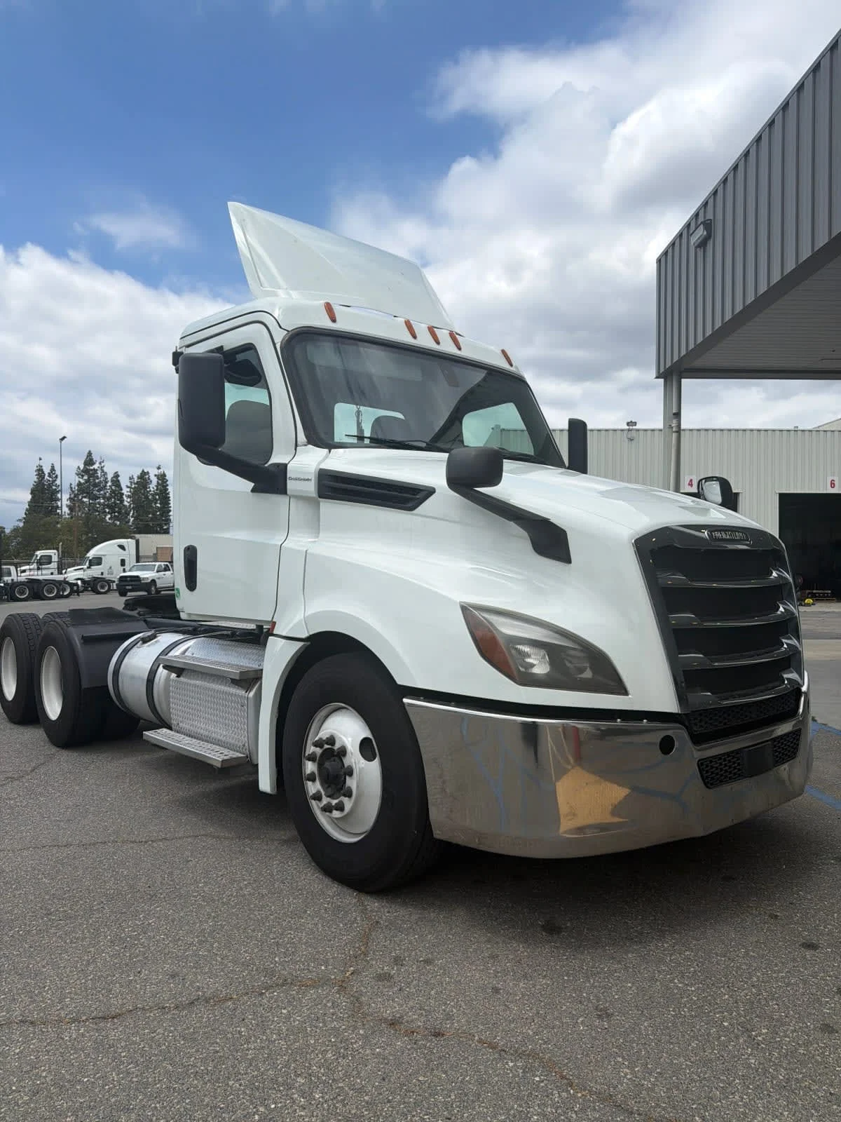 2019 Freightliner Cascadia in Pomona, CA — photo 3