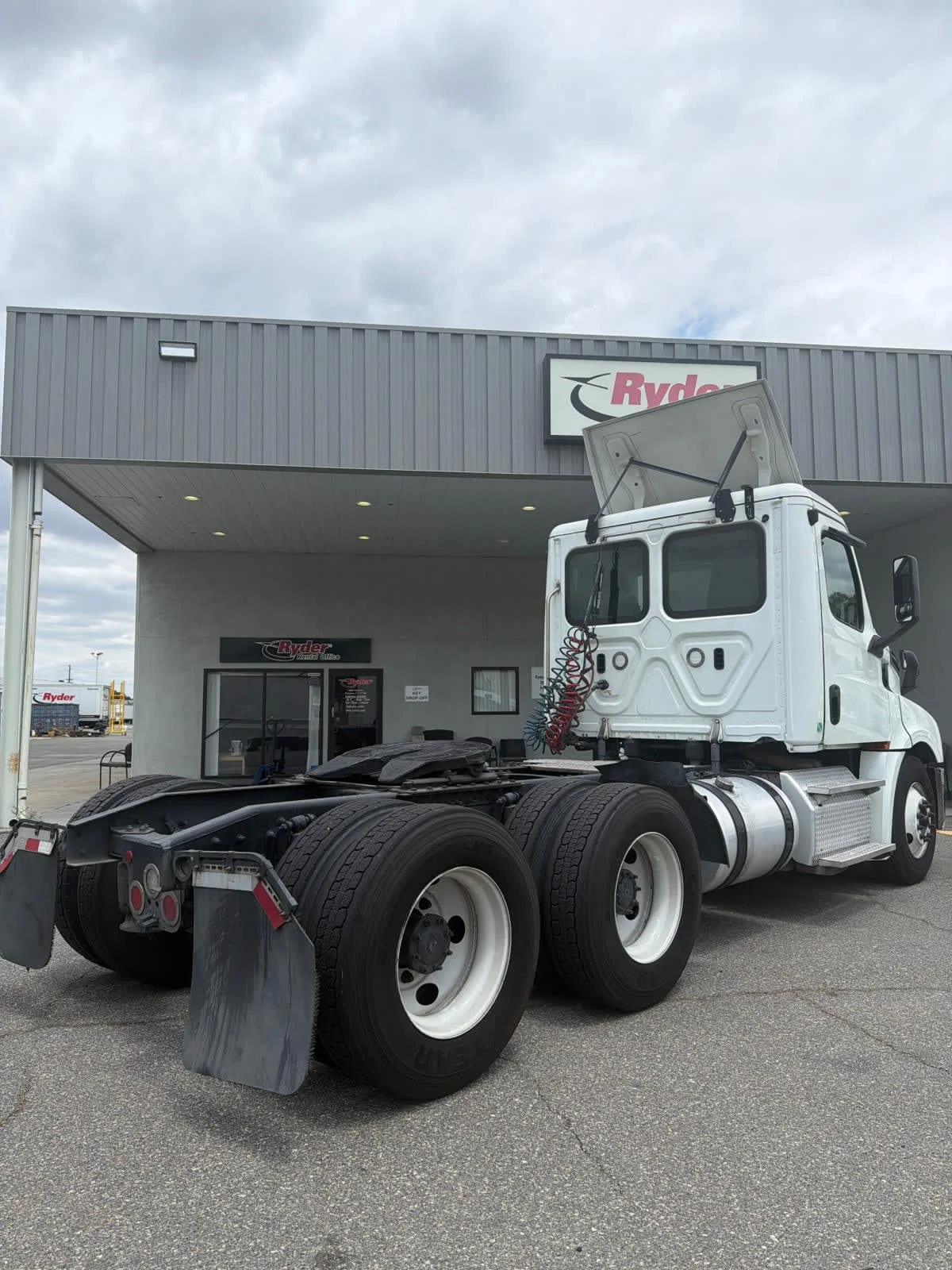 2019 Freightliner Cascadia in Pomona, CA — photo 4