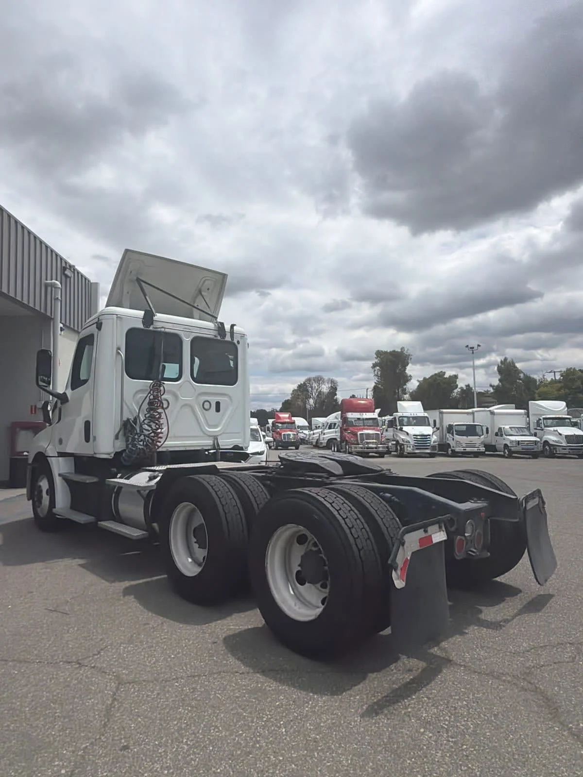 2019 Freightliner Cascadia in Pomona, CA — photo 6