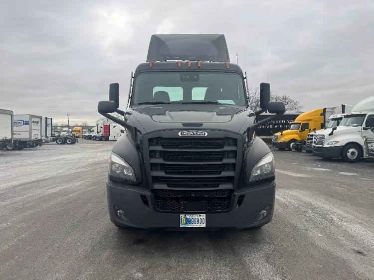 2020 Freightliner Cascadia in La Porte, IN — photo 2