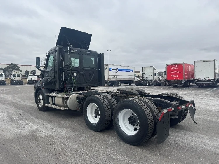 2020 Freightliner Cascadia in La Porte, IN — photo 5