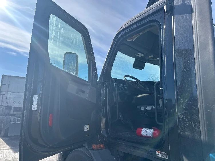 2020 Freightliner Cascadia in La Porte, IN — photo 8