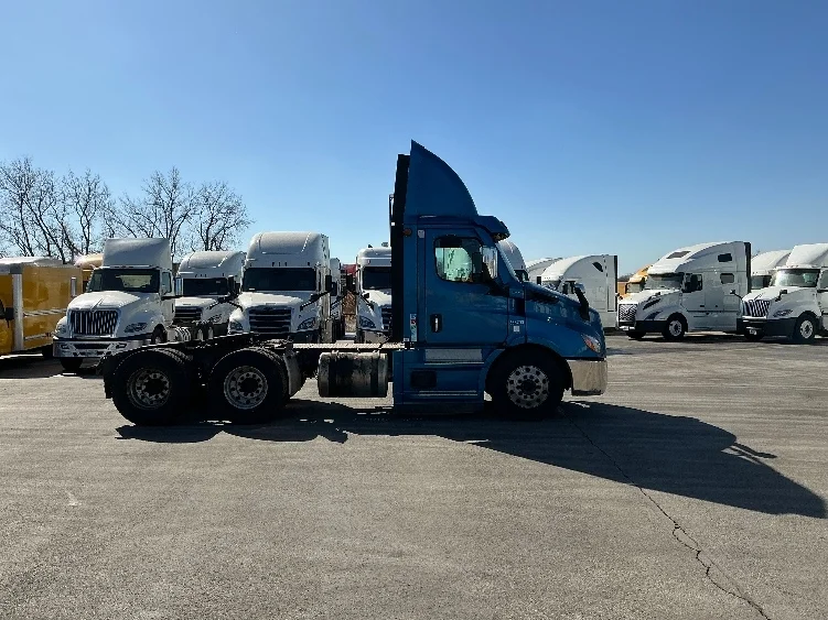 2020 Freightliner Cascadia in La Porte, IN — photo 8