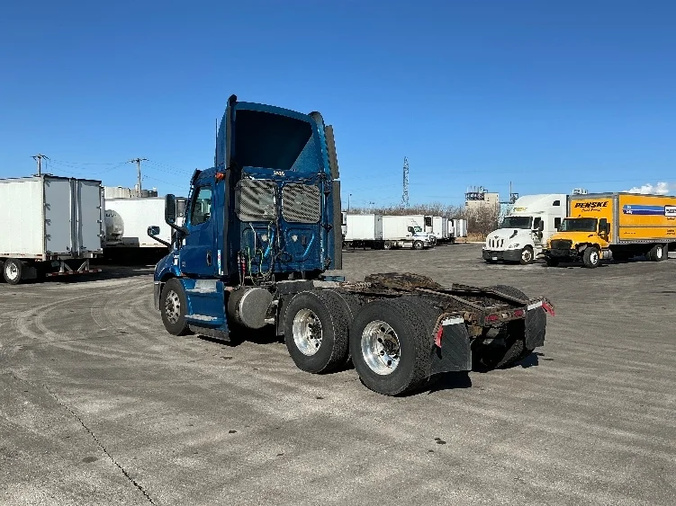 2020 Freightliner Cascadia in La Porte, IN — photo 5