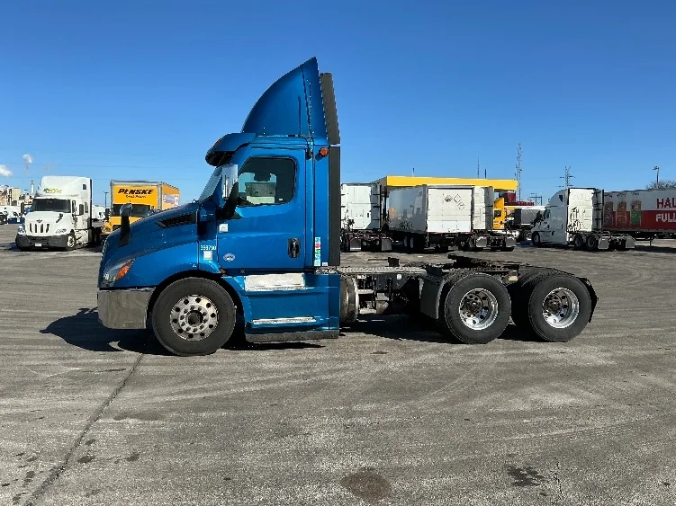 2020 Freightliner Cascadia in La Porte, IN — photo 4