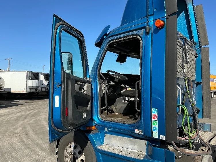 2020 Freightliner Cascadia in La Porte, IN — photo 9