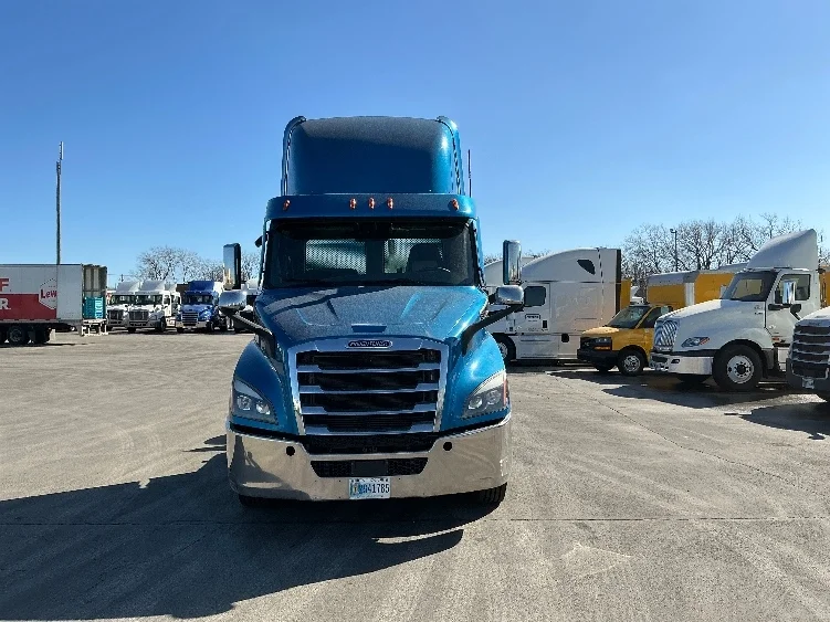 2020 Freightliner Cascadia in La Porte, IN — photo 2