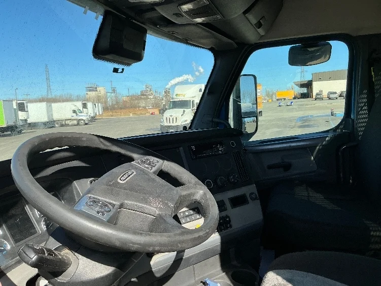 2020 Freightliner Cascadia in La Porte, IN — photo 10