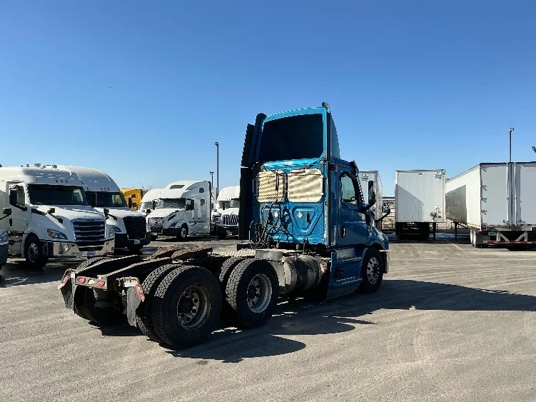 2020 Freightliner Cascadia in La Porte, IN — photo 7