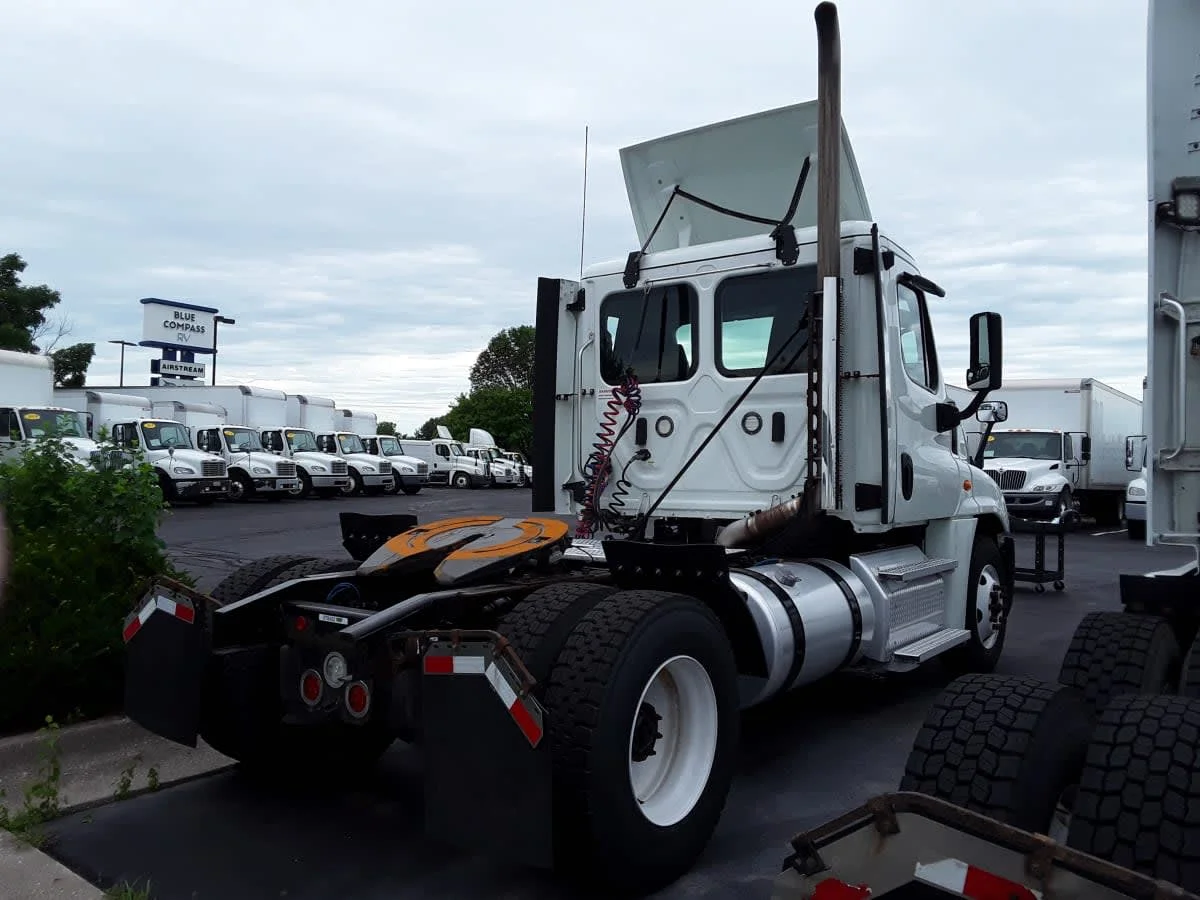 2020 Freightliner Cascadia in Altoona, IA — photo 4