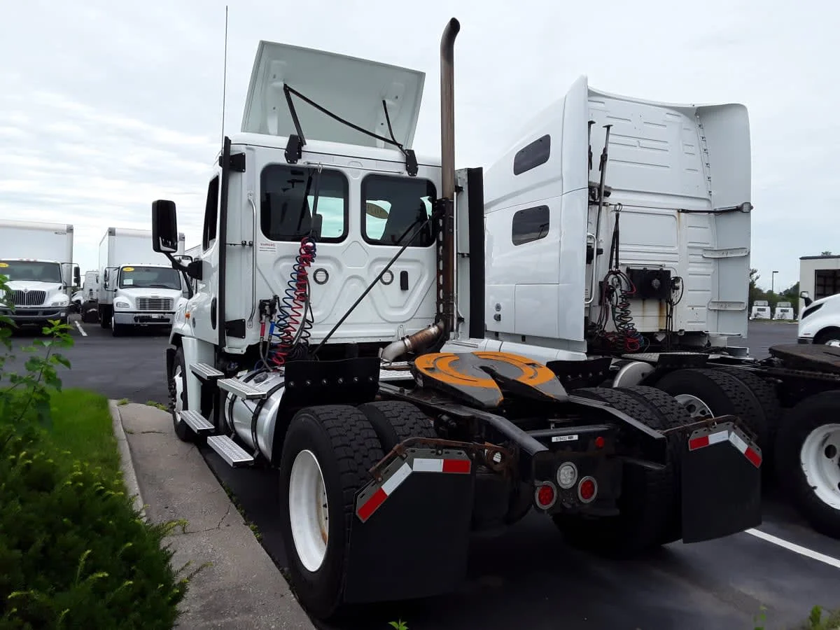 2020 Freightliner Cascadia in Altoona, IA — photo 6