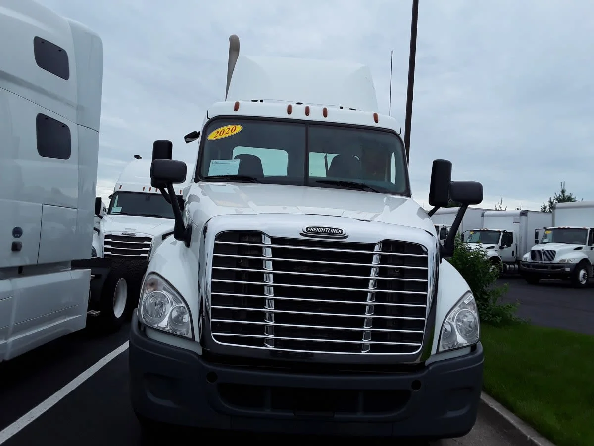 2020 Freightliner Cascadia in Altoona, IA — photo 2