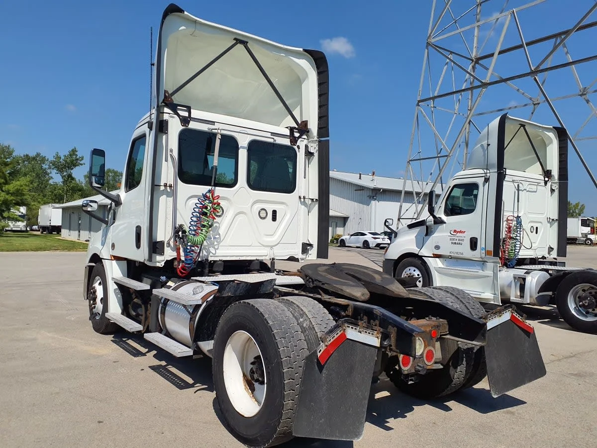 2019 Freightliner Cascadia in Indianapolis, IN — photo 6
