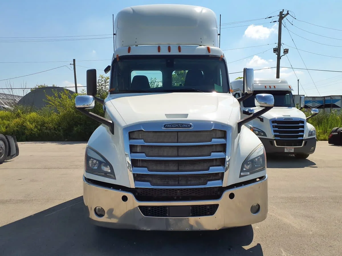 2019 Freightliner Cascadia in Indianapolis, IN — photo 2