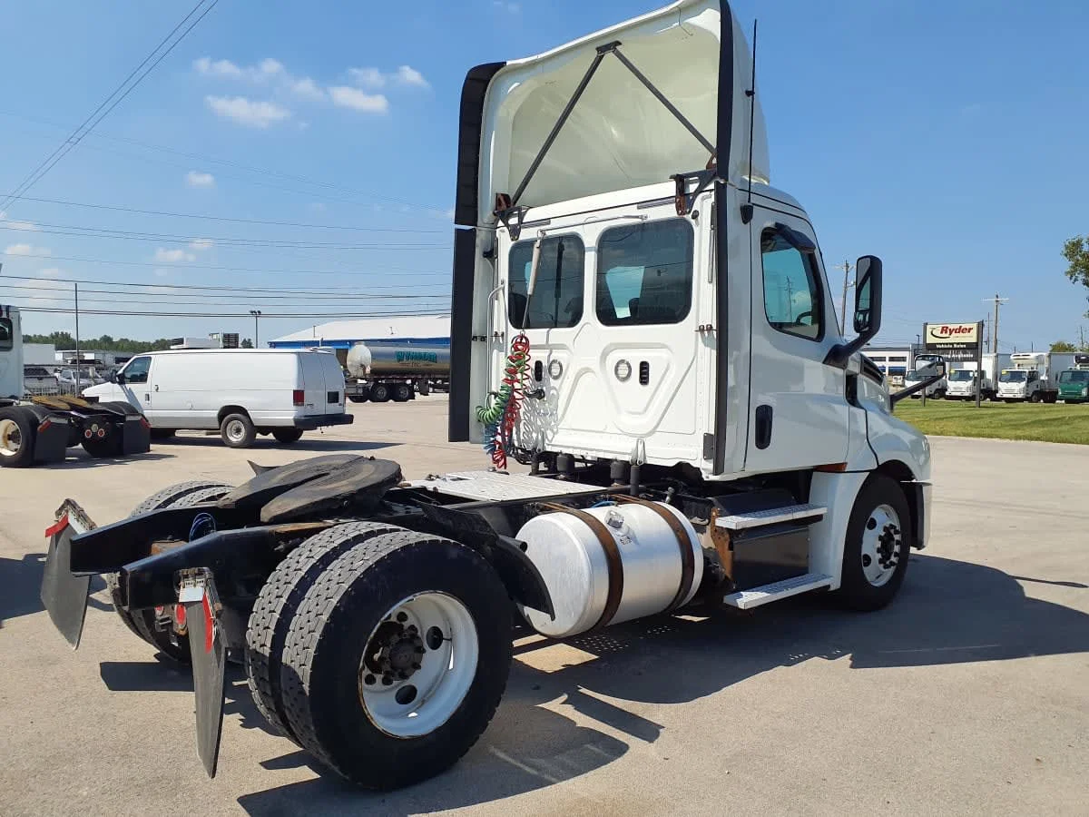 2019 Freightliner Cascadia in Indianapolis, IN — photo 4