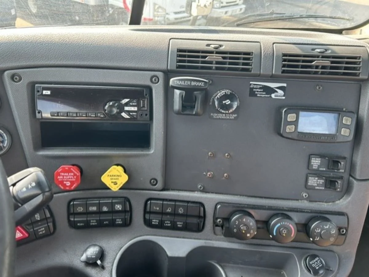 2019 Freightliner Cascadia in Farmingdale, NY — photo 10