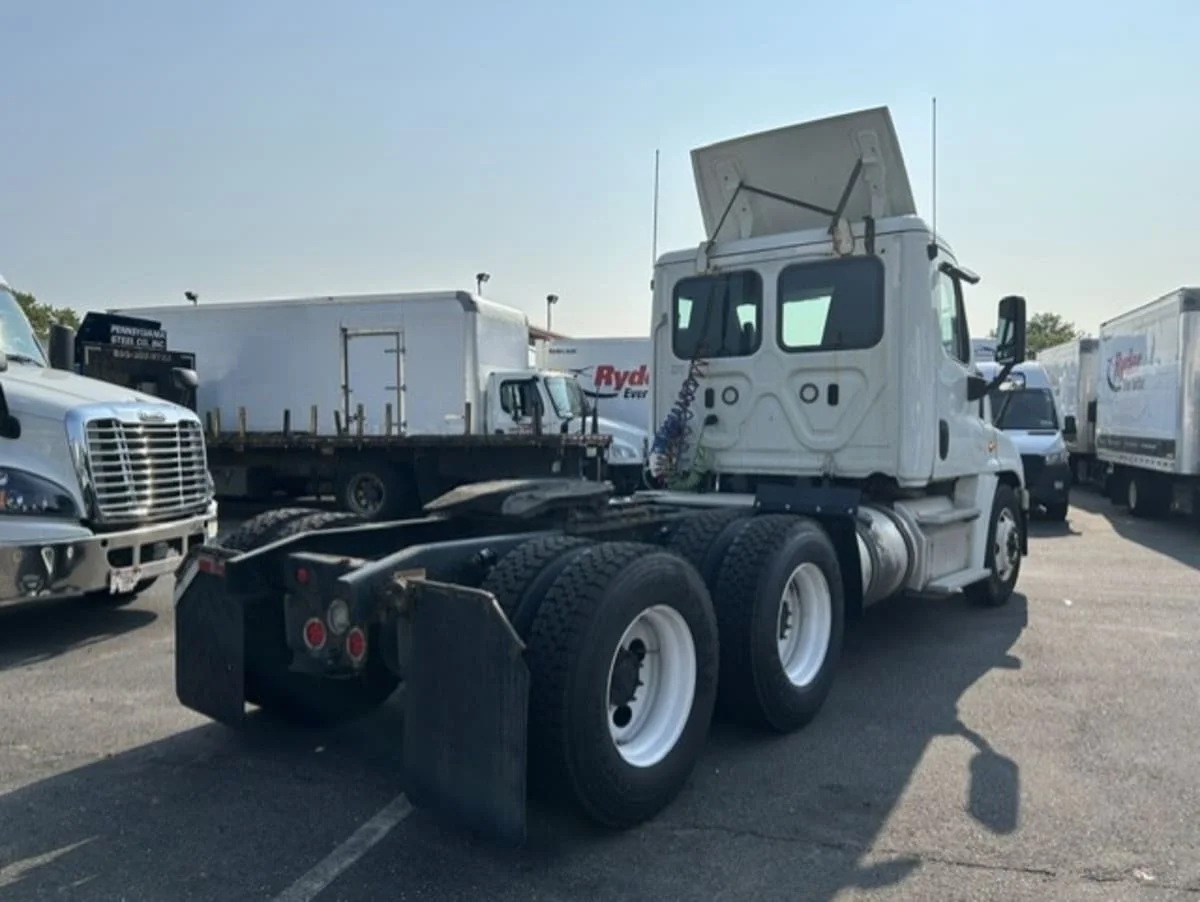 2019 Freightliner Cascadia in Farmingdale, NY — photo 4