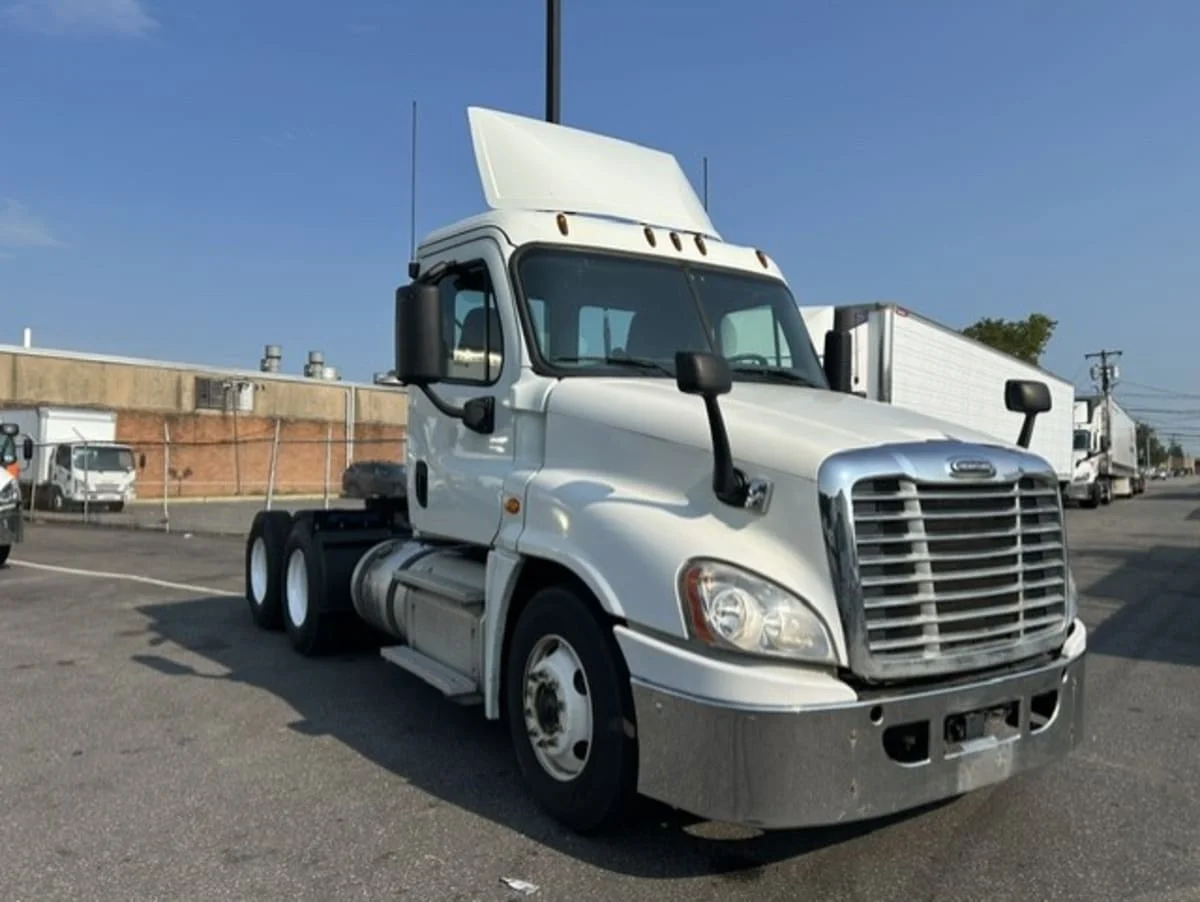 2019 Freightliner Cascadia in Farmingdale, NY — photo 3