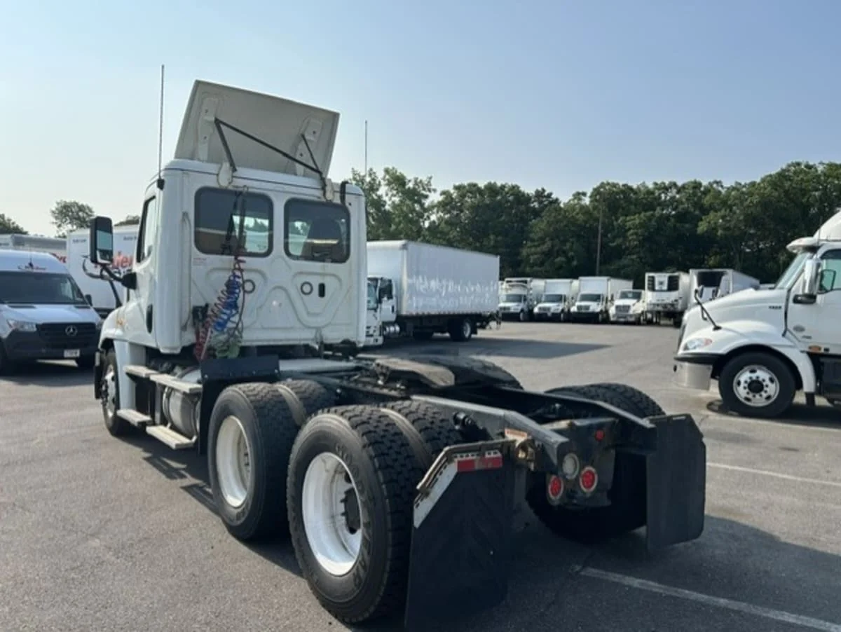 2019 Freightliner Cascadia in Farmingdale, NY — photo 6