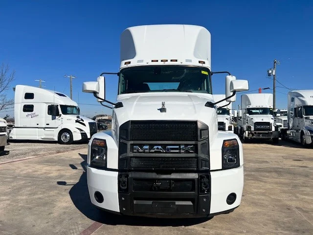 2022 Mack Anthem in Dallas Irving Blvd, TX — photo 2