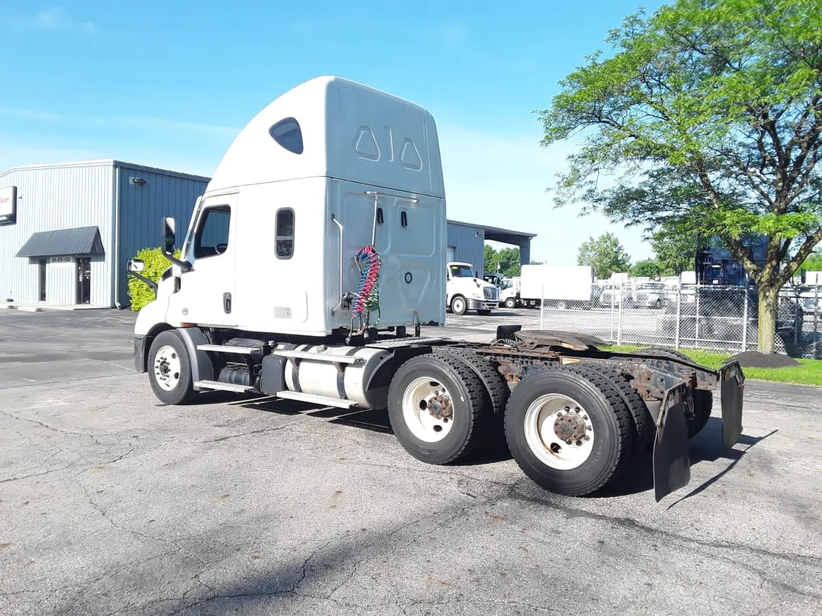 2020 Freightliner Cascadia in Hilliard, OH — photo 6
