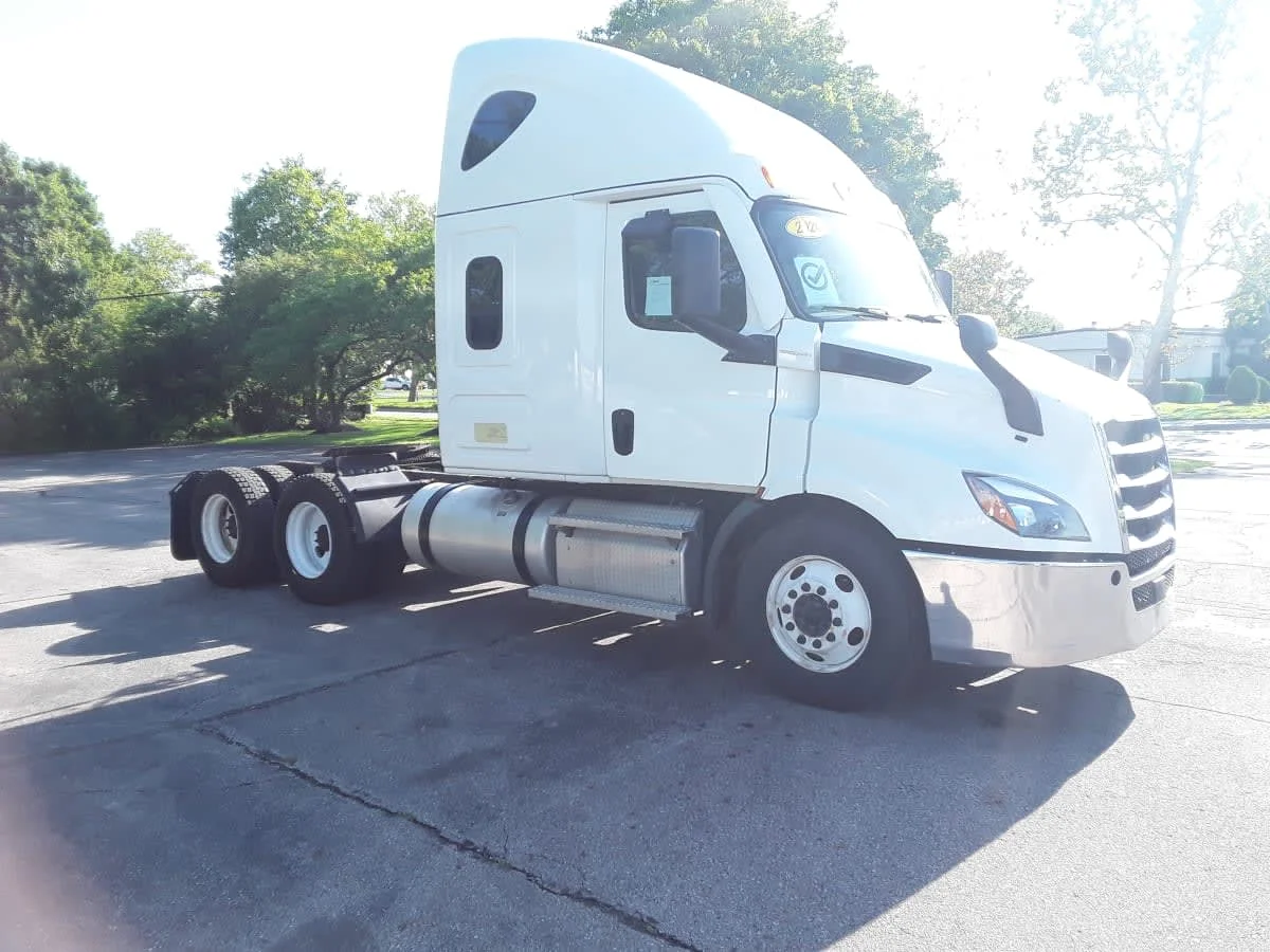 2020 Freightliner Cascadia in Hilliard, OH — photo 3