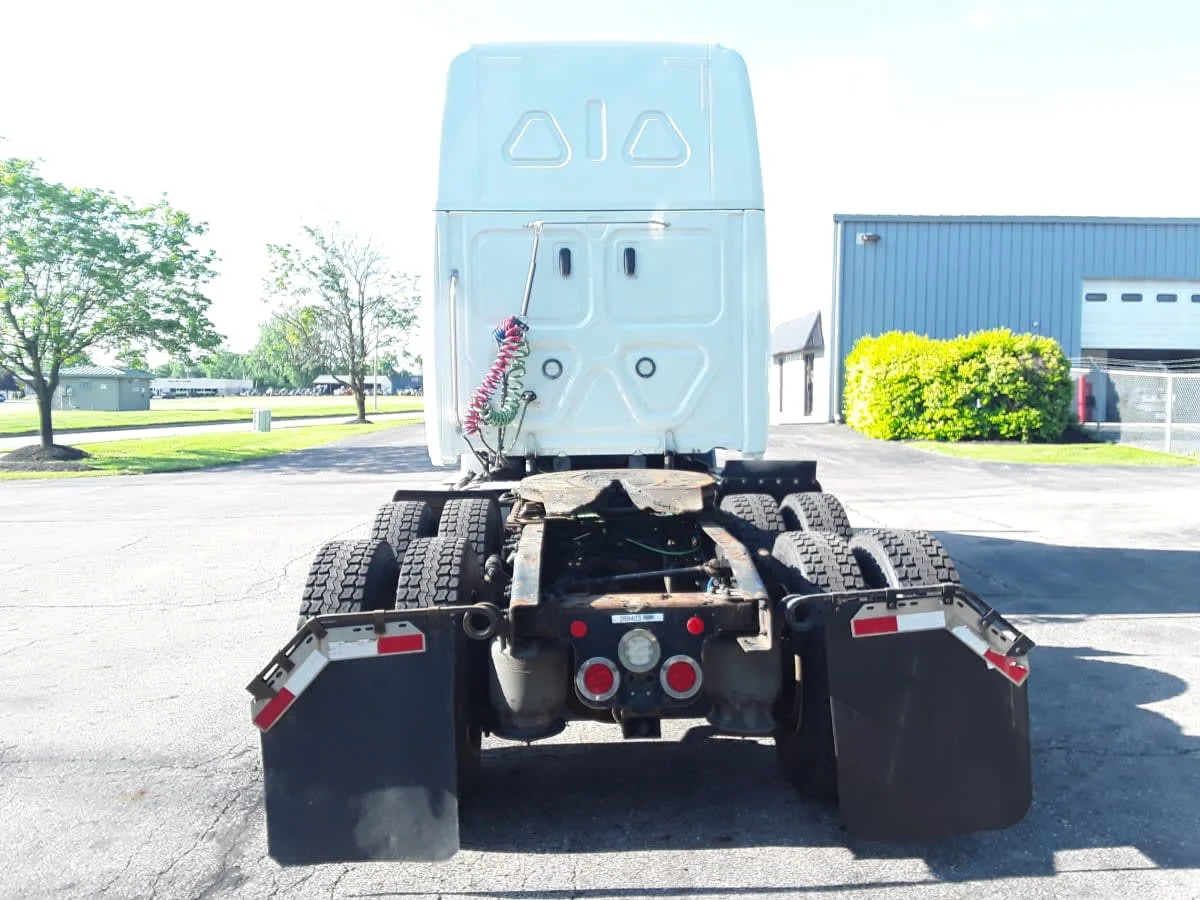 2020 Freightliner Cascadia in Hilliard, OH — photo 5