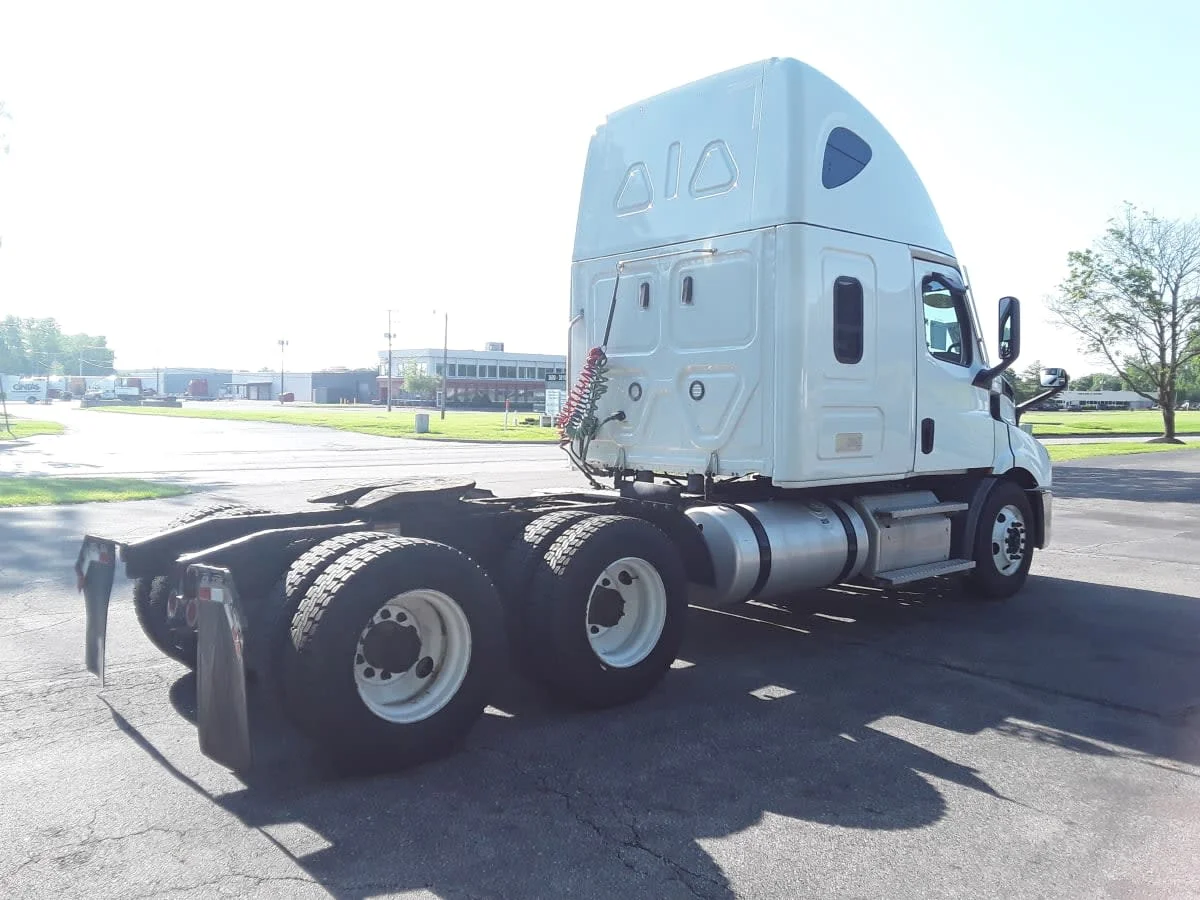 2020 Freightliner Cascadia in Hilliard, OH — photo 4