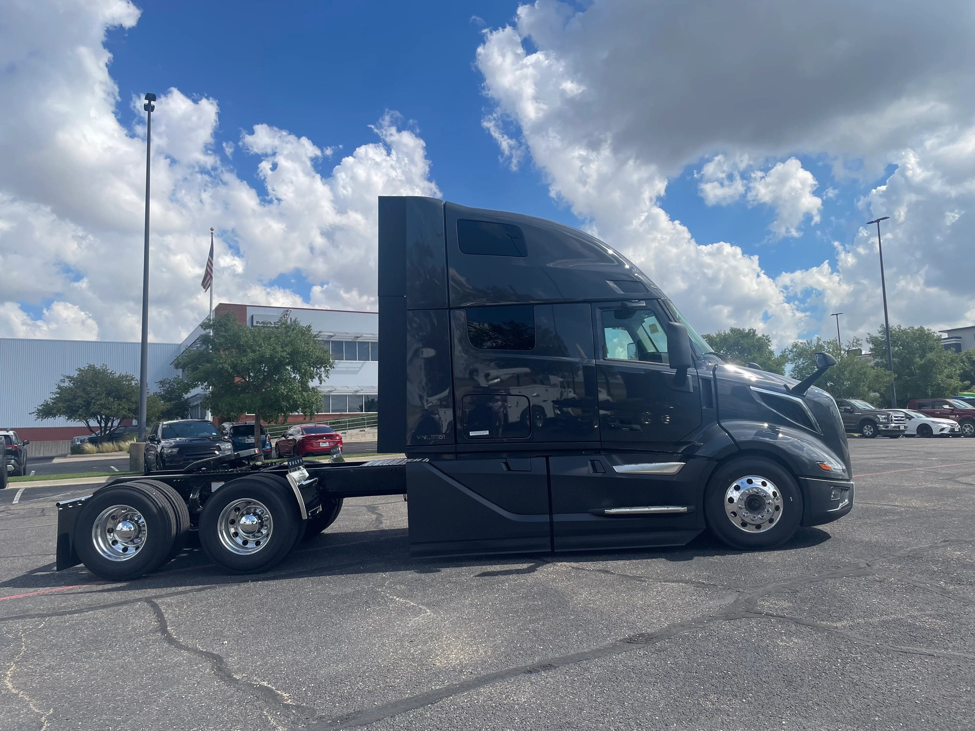 2026 Volvo VNL 660 in Amarillo, TX — photo 3