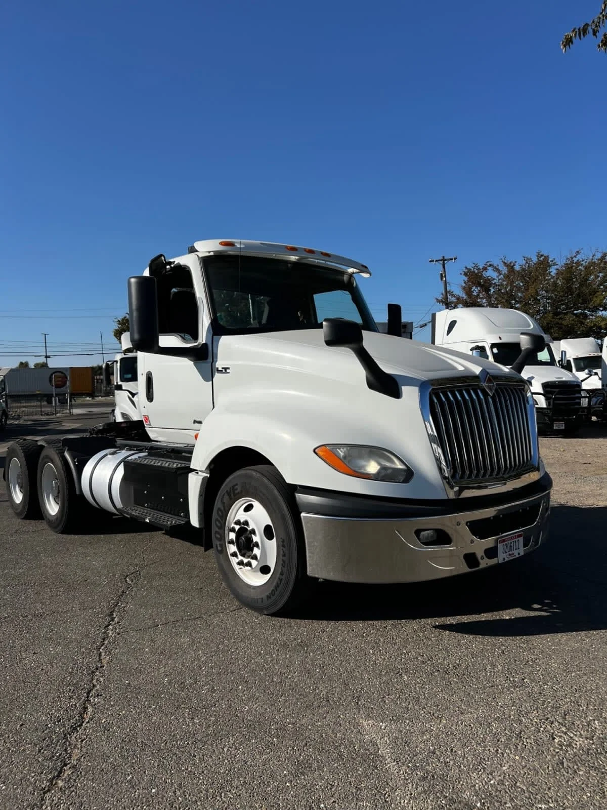 2018 International LT - image 3