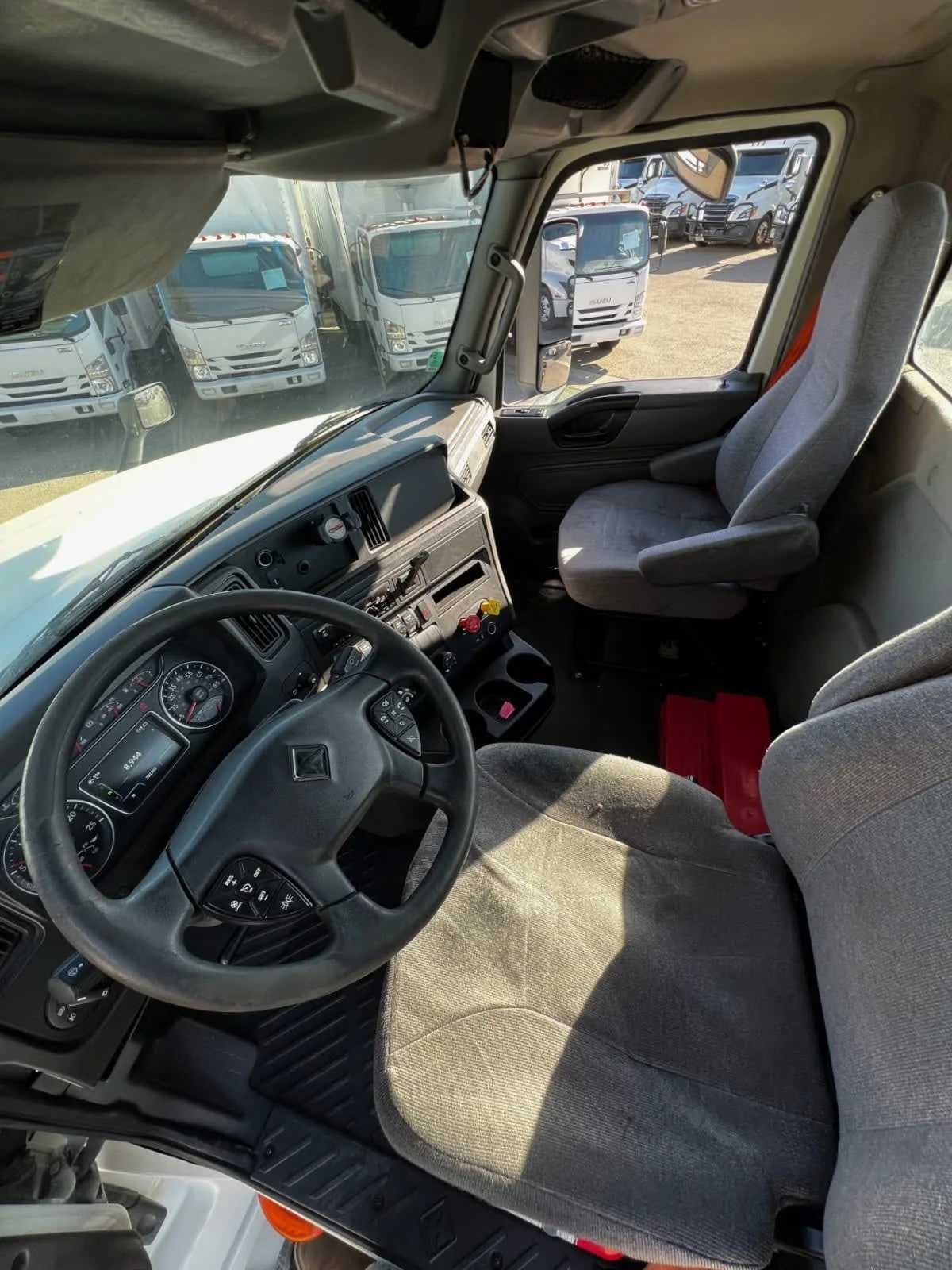 2018 International LT - image 7