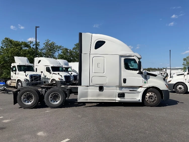 2023 Freightliner Cascadia in Millville, NJ — photo 8