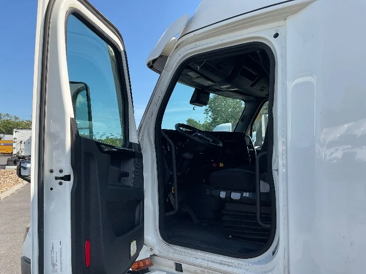 2023 Freightliner Cascadia in Millville, NJ — photo 9