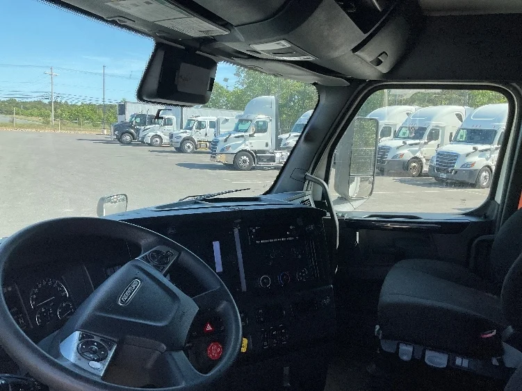 2023 Freightliner Cascadia in Millville, NJ — photo 10