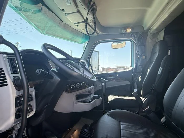 2027 Peterbilt 589 - image 31