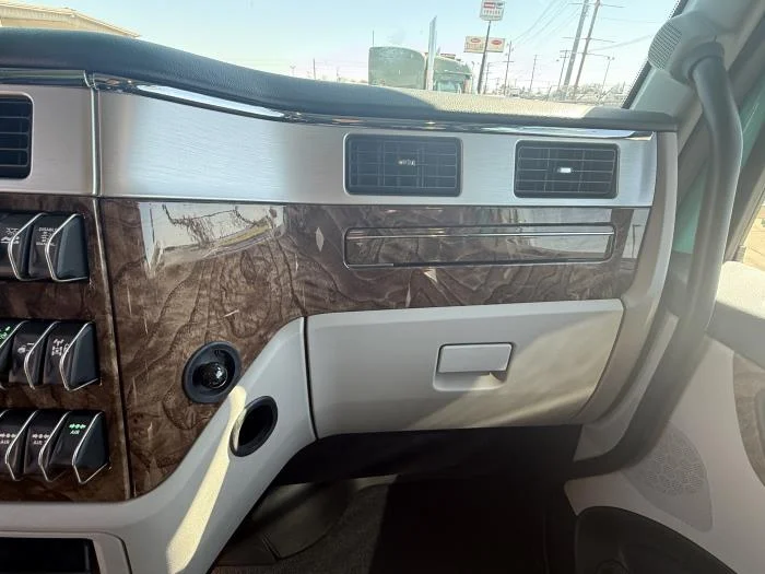 2027 Peterbilt 589 - image 36