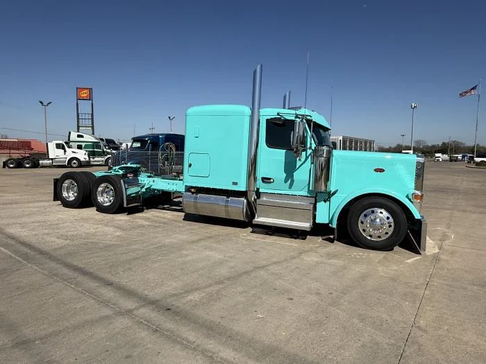 2027 Peterbilt 589 - image 17