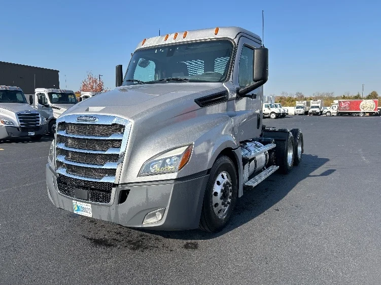 2020 Freightliner Cascadia - image 2