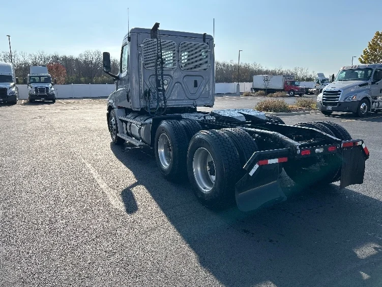 2020 Freightliner Cascadia - image 4