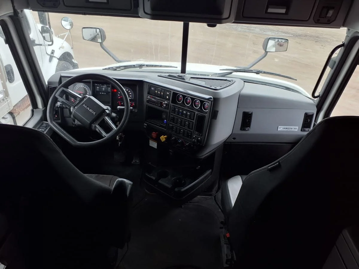 2020 Mack Anthem - image 7