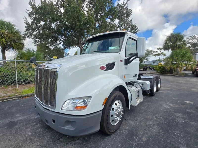 2021 Peterbilt 579 in Fort Pierce, FL — photo 2