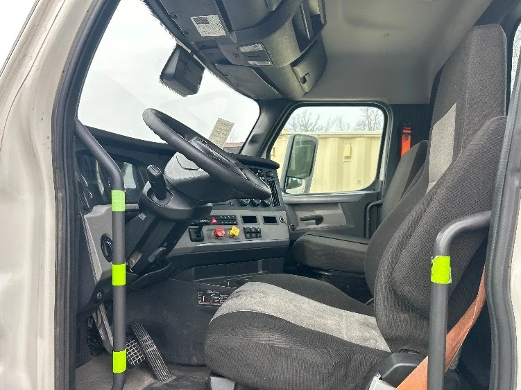 2022 Freightliner Cascadia - image 9