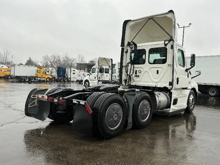 2022 Freightliner Cascadia - image 7